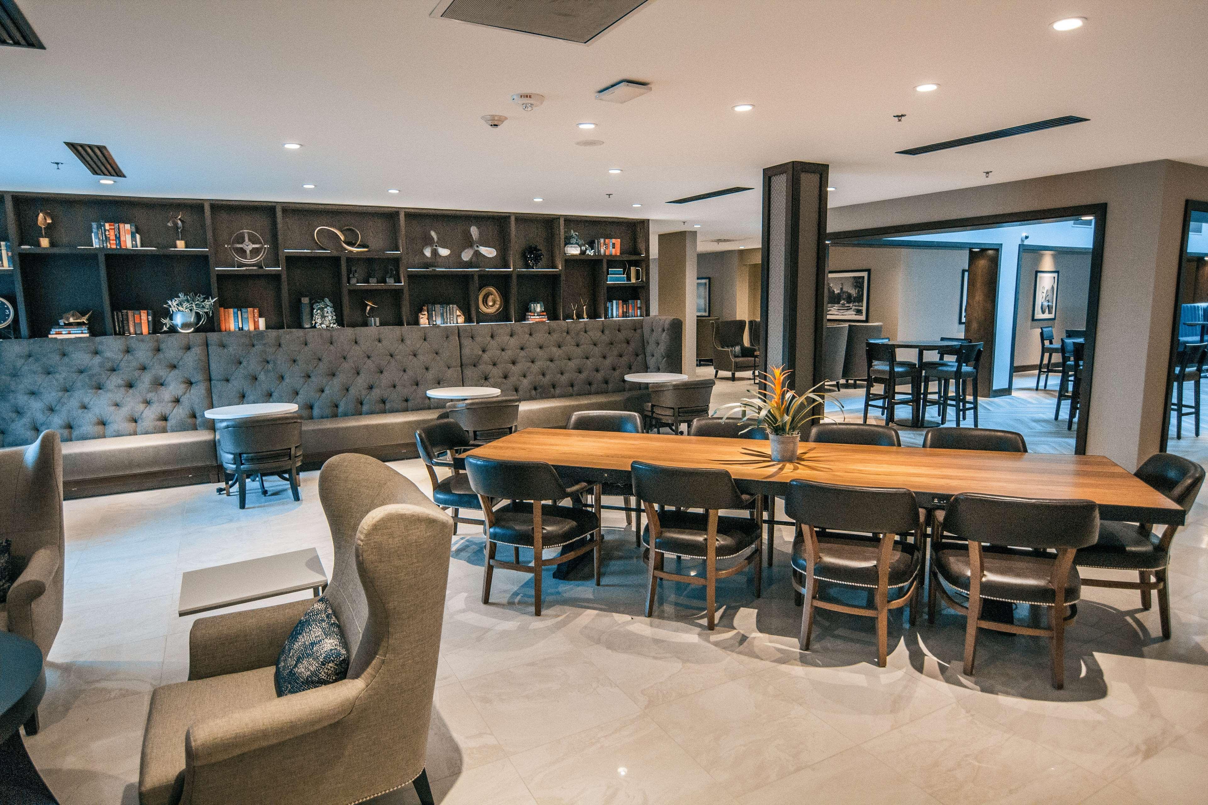拉伯克大学区希尔顿逸林酒店 外观 照片