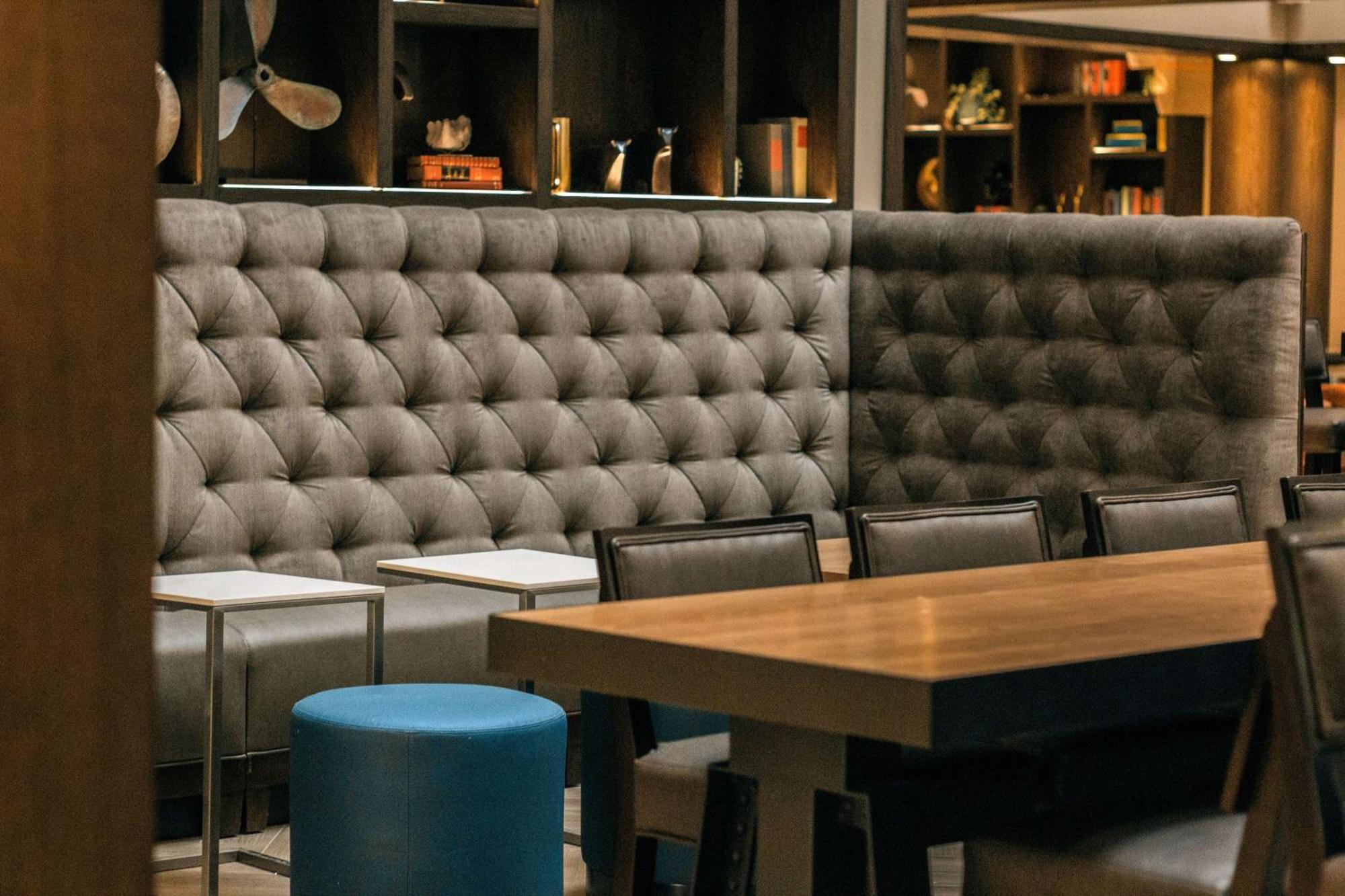 拉伯克大学区希尔顿逸林酒店 外观 照片