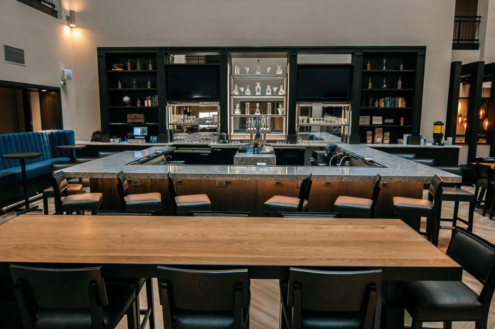 拉伯克大学区希尔顿逸林酒店 外观 照片
